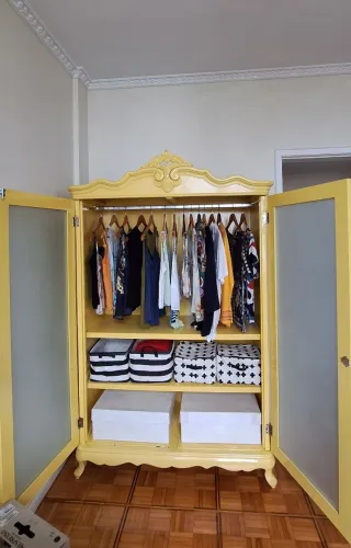 Lindo armário/guarda roupa antigo em laca amarela