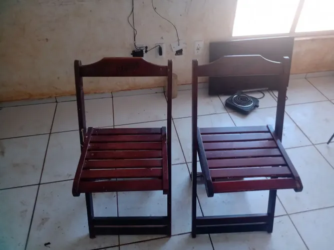 Vendo duas cadeiras de madeira