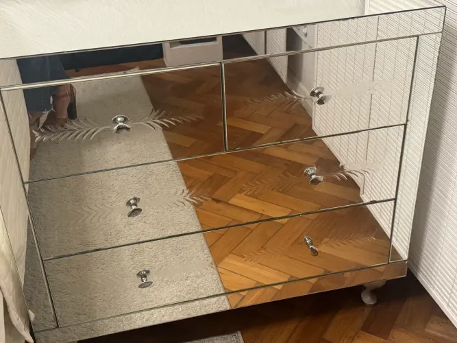 Linda Cômoda em espelho 