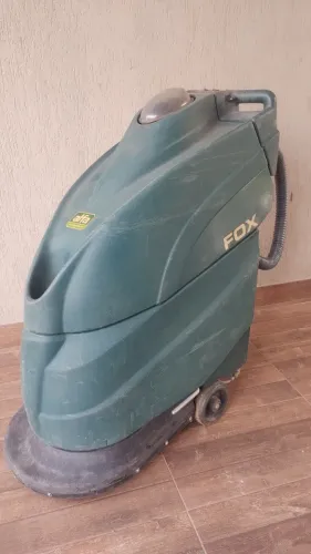 lavadora e secadora de pisos industrial Alfa Tennant, modelo Fox.