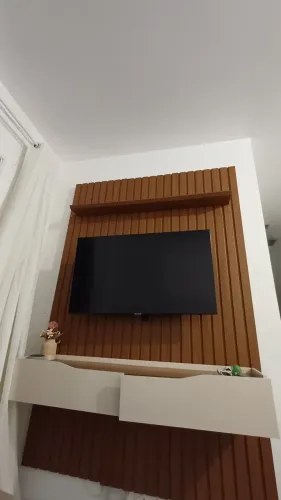 Rack com Painel para TV até 42? - Off-White e Freijó