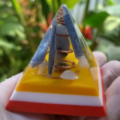 Orgonite Pirâmide (M) com Cristais de Quartzo Azul, Quartzo Branco e Cianita Azul. Tam (M)
