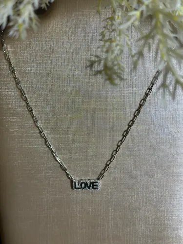 Colar love de prata com banho de ródio