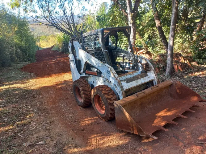 Serviços de bobcat retroescavadeira 