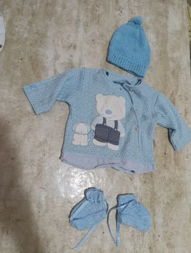 Conjunto de bebê azul com touca e sapatinhos