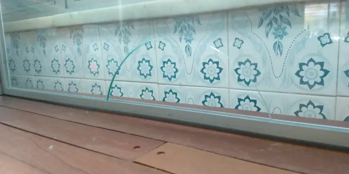 Caixa Comercial de Vidro c/ prateleira de vidro vitrine - Mais proteção para seu caixa