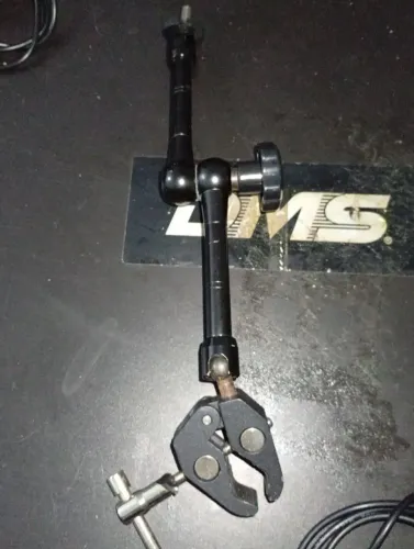 Braço Articulado com Garra para monitores