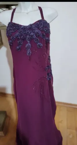 Vestido de festa roxo com detalhes em flores