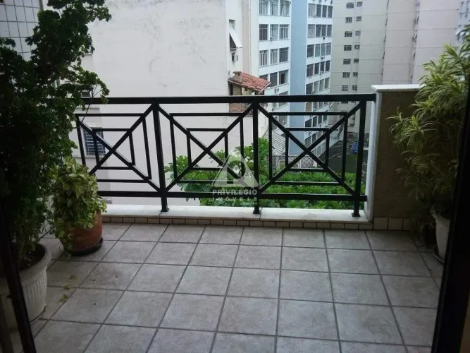 Flat, na quadríssima da Praia do Flamengo; Varanda, 2 dormitórios, 1 Vaga