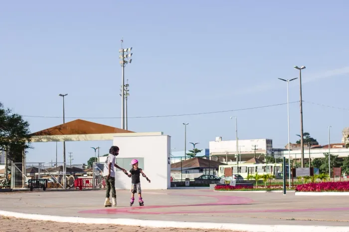 Aulas de patins ? , básico e Street patinação em pista de skate .