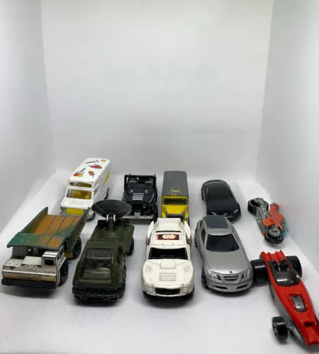 Lote de Carrinhos de Brinquedo Antigos - Matchbox, Hot Wheels e outros