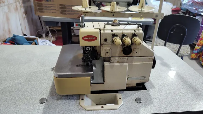 Máquina de Overlock Nissei 3 fios