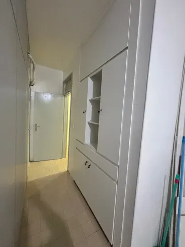 Armário de organização branco projetados