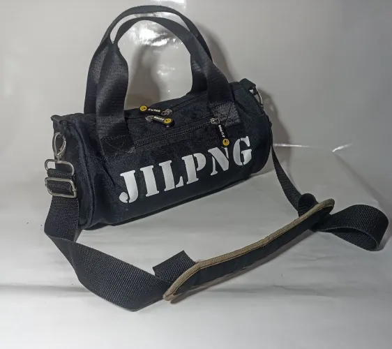 Mini bag o J I L P N G - modelo tubular medindo 28 x 14 cm<br>Feita em nylon preto