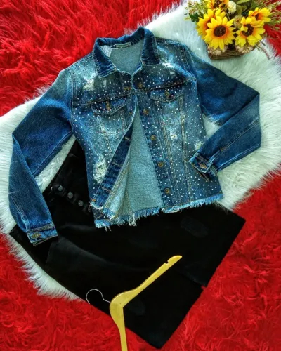 jaqueta jeans com aplicações