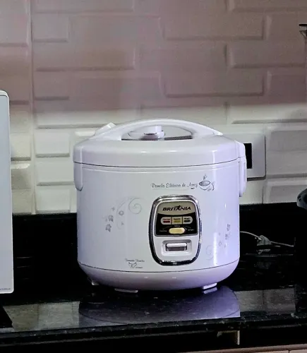Panela de arroz elétrica Britânia.