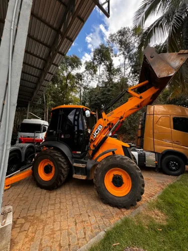 Retroescavadeira / Pá Carregadeira JCB 4CX em estado de NOVA 