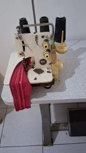 VENDO 2 MAQ.UMA OVERLOK E UMA GALONEIRA.. C/40 TUBOS DE LINHA 