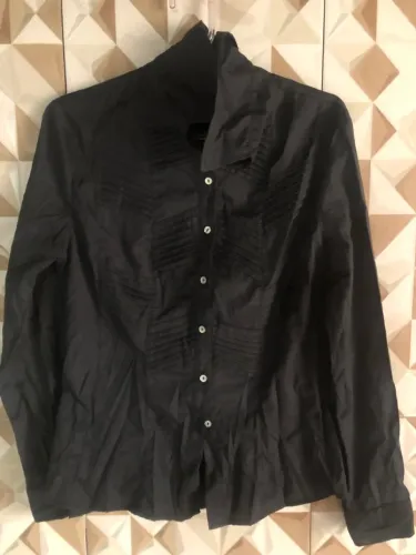 Camisa social preta com detalhes