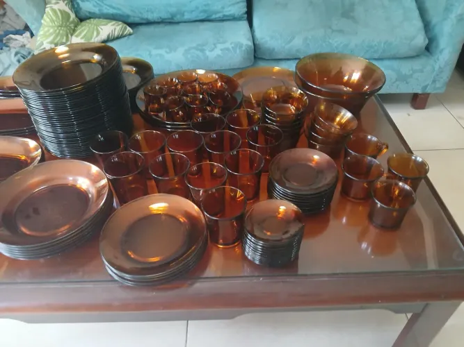 Conjunto de Jantar antigo em vidro/âmbar, 136 peças Duralex
