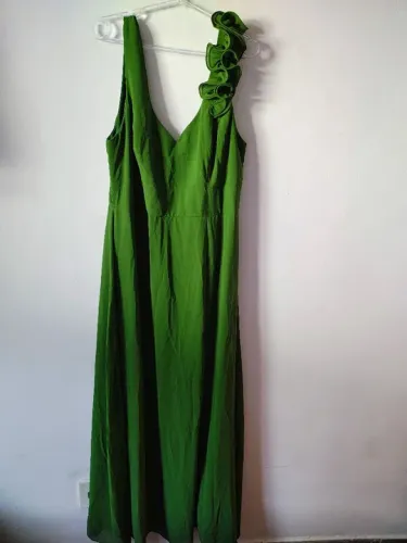 Vestido verde elegante com detalhe floral
