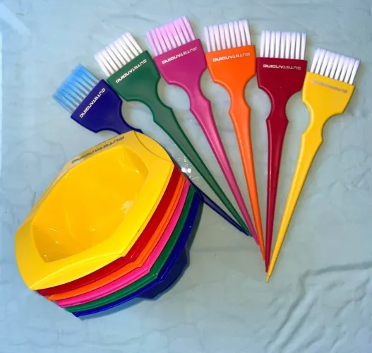 Cuba e pincel colorido