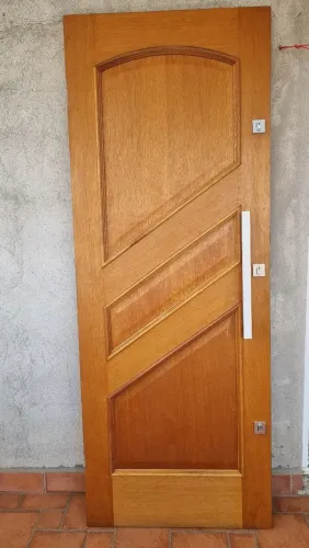 Porta de madeira maciça, 3 almofadas, com fechadura e puxador