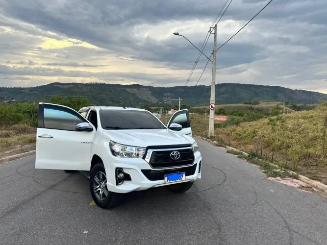 Caminhonete Hilux 2019 completa