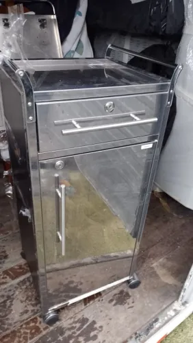 Carrinho auxiliar em aço inox com gavetam gaveta e armário