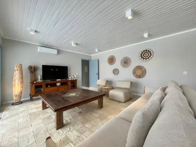 Casa em Atlântida, sobre um amplo lote e decorada em estilo Boho Chic