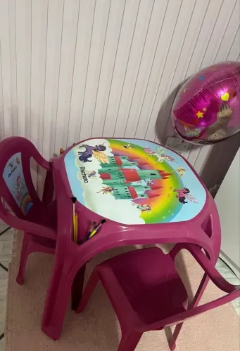 Mesa infantil com 2 cadeiras 