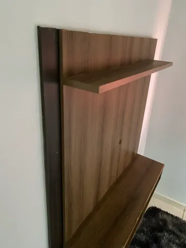 Painel de TV Suspenso para Sala / Quarto - Cor Madeira e Fendi