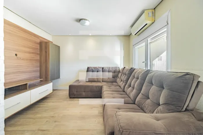 Casa com edícula e piscina  Próxima ao Centro de Gravataí