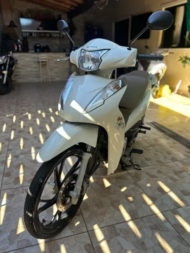 Biz 125 branca Honda