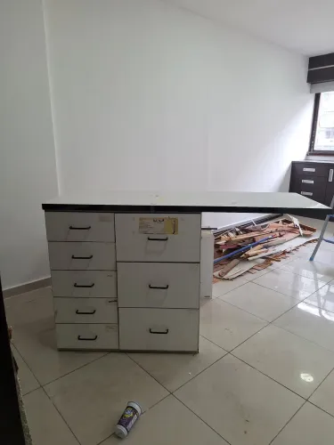 Mesa com gavetas.