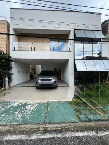 Casa no Greenville Exclusive com 4 suítes, 2 pav. espaço gourmet com churrasqueira.
