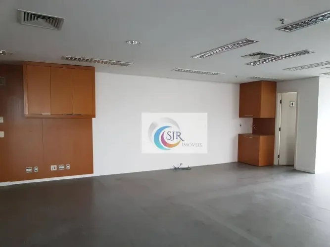 Conjunto comercial de 196 m² com 6 vagas