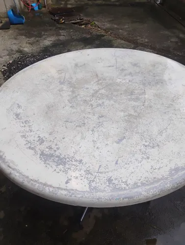 Vendo ótima mesa de fibra pés de ferro .