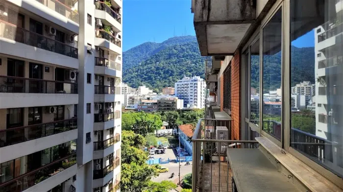 Apartamento todo reformado de 2 suites e vaga na Lagoa