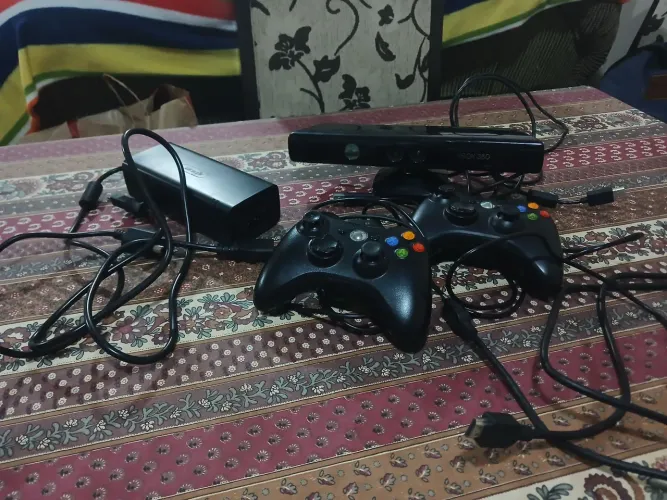2 CONTROLES DE XBOX 360 ORIGINAIS + CAIXA COM 60 JOGOS + CABO HDMI + FONTE + KINECT