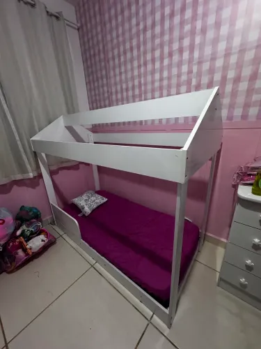 Cama montessoriana branca