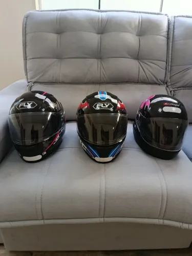 3 capacetes seminovos R$ 100 cada