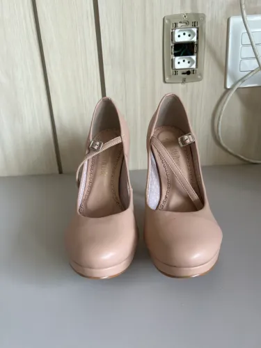Sapato salto alto bege ?Lolita Pimenta?