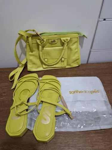 Bolsa e Sandália de couro: 170 reais os dois.