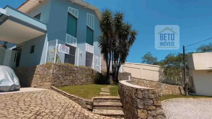 Sobrado para aluguel e venda com 592 metros quadrados com 3 quartos em Lagoa - Macaé - RJ