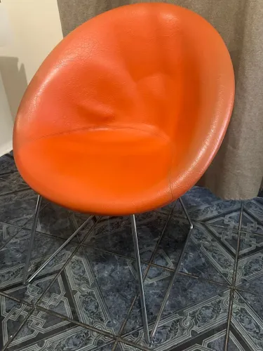 Vendo cadeira super estilosa, laranja, bem conservada.