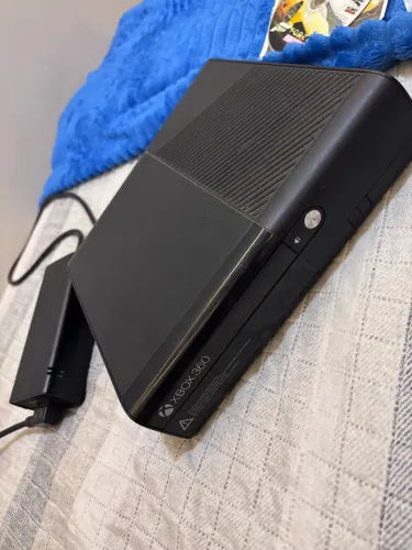 Xbox 360 com 10 jogos ,todos os cabos em perfeita condições