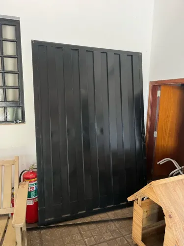 Portão Preto de correr 2,10m x 1,48m