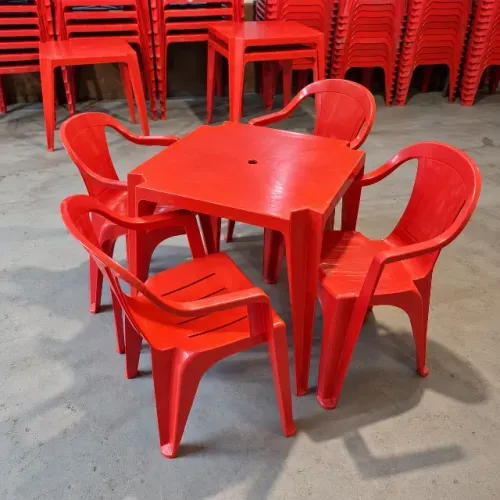 Kit Mesa e 4 Cadeiras Plásticas Reforçadas Vermelhas