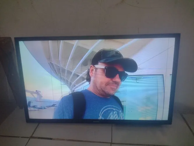 Tv funcionando perfeitamente mais tem 3 linhas preta no display